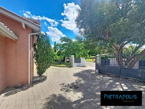 Irigny – Élégante maison de 155 m2 - Garage - Terrain paysager de 1 277 m² avec piscine