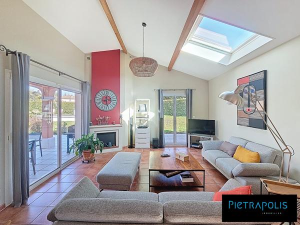 Irigny – Élégante maison de 155 m2 - Garage - Terrain paysager de 1 277 m² avec piscine