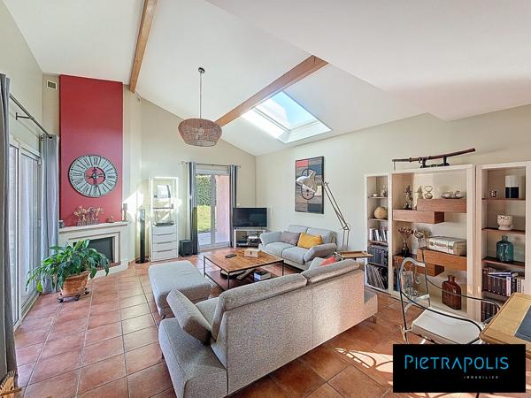 Irigny – Élégante maison de 155 m2 - Garage - Terrain paysager de 1 277 m² avec piscine