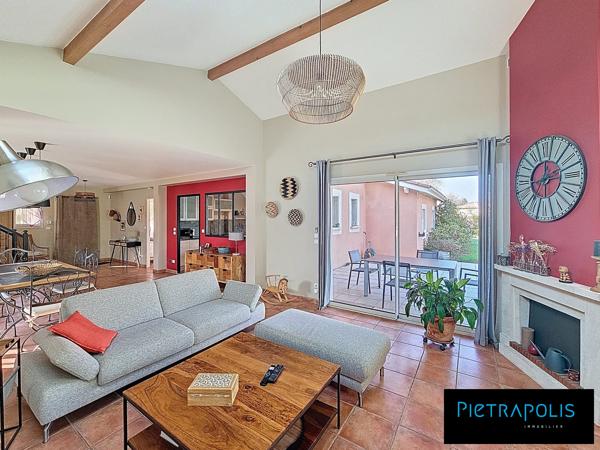 Irigny – Élégante maison de 155 m2 - Garage - Terrain paysager de 1 277 m² avec piscine