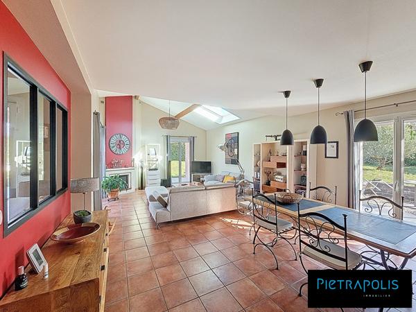 Irigny – Élégante maison de 155 m2 - Garage - Terrain paysager de 1 277 m² avec piscine