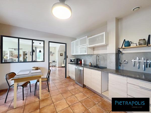 Irigny – Élégante maison de 155 m2 - Garage - Terrain paysager de 1 277 m² avec piscine