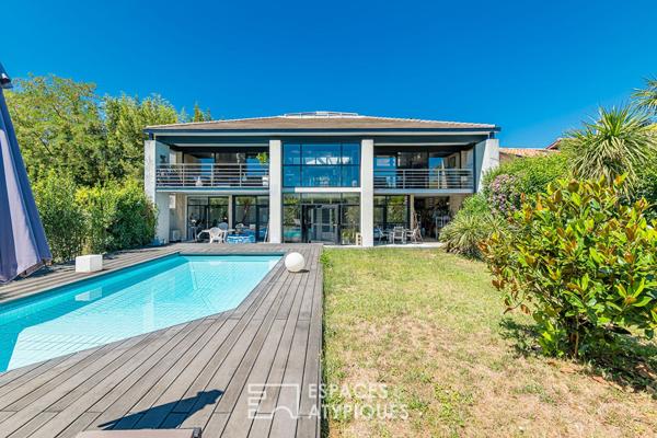 Maison manifeste aux volumes spectaculaires