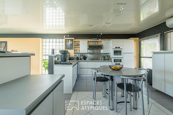 Maison manifeste aux volumes spectaculaires
