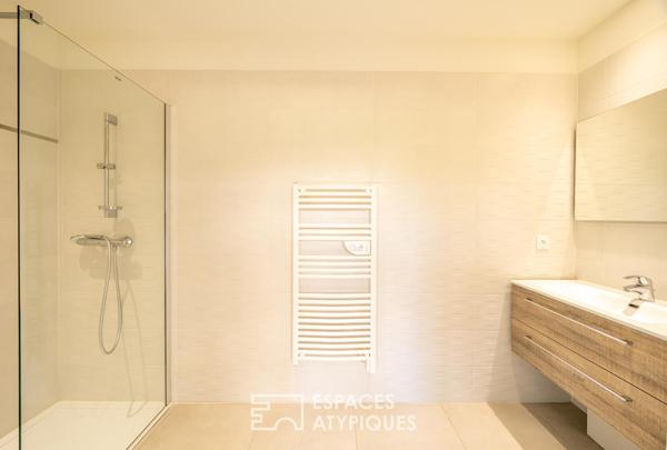 Villa-appartement contemporaine en bord de canal