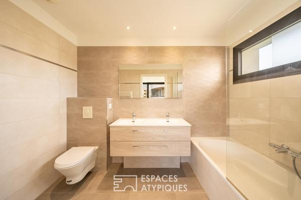 Villa-appartement contemporaine en bord de canal