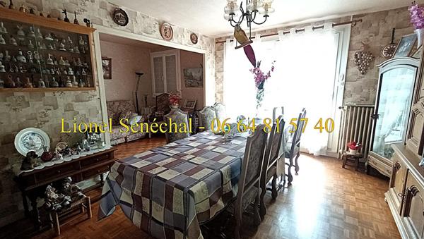 Terrain à bâtir entièrement plat de 1 900 m2 avec une maison de 83 m2 habitable avec travaux à prévoir ou à détruire