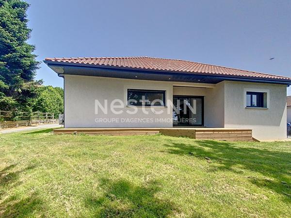 Maison neuve de plain pied à vendre Vayrac : DPE A, conso 50 € par mois, 3 chambres, sous décennale, garage électrique, panneaux solaires, pompe à chaleur, climatisation, matériaux haut de gamme.