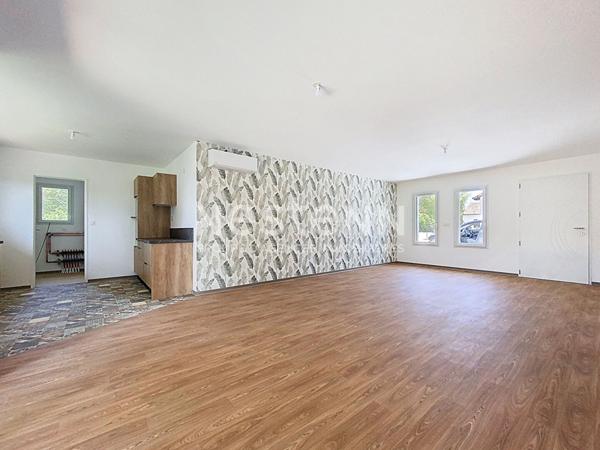 Maison neuve de plain pied à vendre Vayrac : DPE A, conso 50 € par mois, 3 chambres, sous décennale, garage électrique, panneaux solaires, pompe à chaleur, climatisation, matériaux haut de gamme.