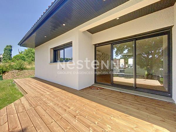 Maison neuve de plain pied à vendre Vayrac : DPE A, conso 50 € par mois, 3 chambres, sous décennale, garage électrique, panneaux solaires, pompe à chaleur, climatisation, matériaux haut de gamme.