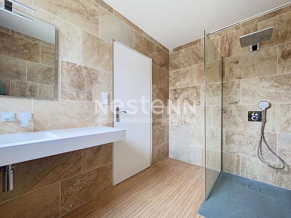 Maison neuve de plain pied à vendre Vayrac : DPE A, conso 50 € par mois, 3 chambres, sous décennale, garage électrique, panneaux solaires, pompe à chaleur, climatisation, matériaux haut de gamme.