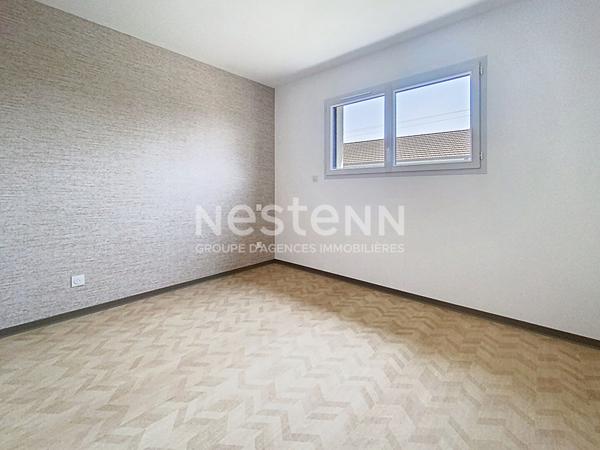 Maison neuve de plain pied à vendre Vayrac : DPE A, conso 50 € par mois, 3 chambres, sous décennale, garage électrique, panneaux solaires, pompe à chaleur, climatisation, matériaux haut de gamme.