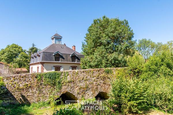 Un ancien moulin revisité avec élégance entre ciel et rivière