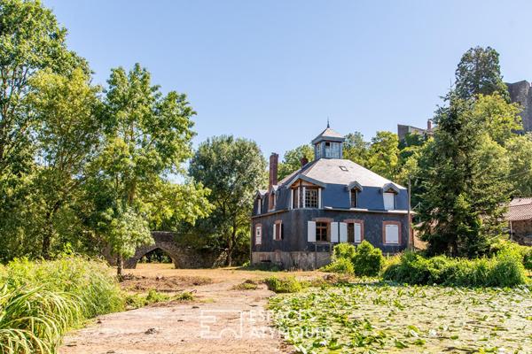 Un ancien moulin revisité avec élégance entre ciel et rivière