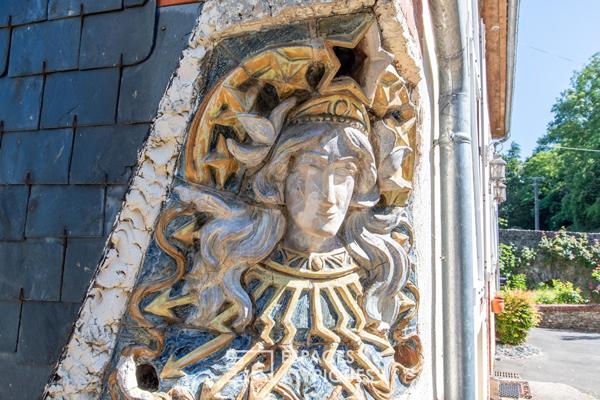 Un ancien moulin revisité avec élégance entre ciel et rivière
