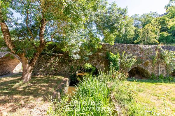Un ancien moulin revisité avec élégance entre ciel et rivière