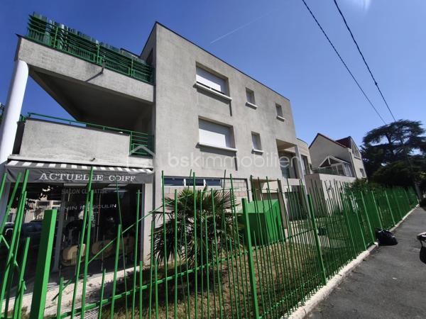 🏢 IMMEUBLE DE RAPPORT ENTIÈREMENT LOUÉ – 7 LOGEMENTS, 2 COMMERCES, 6 BOX ET 6 STATIONNEMENTS – VILLEPARISIS 

Vous recherchez un investissement patrimonial offrant des revenus locatifs immédiats et une occupation complète des lots ? 
Découvrez cet immeuble de rapport en monopropriété situé sur la commune de Villeparisis, composé de 7 logements et de 2 commerces, l'ensemble étant actuellement loué.
 Cet ensemble immobilier constitue une opportunité idéale pour un investisseur souhaitant acquérir un bien générant des revenus dès l'acquisition tout en bénéficiant d'une gestion simplifiée grâce à l'absence de copropriété. 

🔹 Composition de l'immeuble Partie habitation : • Un appartement F2 de 49 m² avec box • Un appartement F1 de 36 m² avec terrasse de 6 m² • Un appartement F2 de 49 m² avec box • Un appartement F3 de 63 m² avec terrasse de 14 m² et box • Un appartement F1 de 36 m² avec terrasse de 6 m² • Un appartement F2 de 49 m² avec box • Un appartement F3 de 65 m² avec box Plusieurs logements disposent d'espaces extérieurs tels que des terrasses, apportant un véritable confort aux locataires. Partie commerciale : • Une laverie • Un salon de coiffure La présence de deux commerces en rez-de-chaussée permet une diversification des revenus locatifs et participe à l'attractivité de l'ensemble immobilier. 

🔹 Annexes et stationnements • 6 box individuels • 6 places de stationnement privatives Des prestations particulièrement appréciées dans le secteur, offrant un confort supplémentaire aux occupants et renforçant l'attractivité locative de l'immeuble. 

🔹 Revenus locatifs • Revenus annuels habitation : 68 052 € • Revenus annuels commerces : 24 413,60 € HT ➡️ Revenus locatifs annuels totaux : 92 465,60 € L'ensemble des lots est actuellement occupé avec des baux en cours, certains allant jusqu'en 2029. 

🔹 Informations complémentaires • Prix de vente : 1 400 000 € • Immeuble vendu entièrement loué • Monopropriété sans copropriété • Aucun lot vacant 

🔹 Les atouts de cet investissement ✅ Immeuble entièrement loué ✅ Revenus locatifs immédiats ✅ 9 lots générant des revenus diversifiés ✅ Mixité habitation/commerces ✅ 6 box individuels et 6 places de stationnement ✅ Terrasses sur plusieurs logements ✅ Gestion simplifiée grâce à l'absence de copropriété ✅ Secteur recherché de Villeparisis à proximité des commerces, écoles, transports et principaux axes routiers Un ensemble immobilier rare sur le secteur, idéal pour un investisseur souhaitant acquérir un patrimoine locatif déjà exploité et générant des revenus dès l'acquisition. 📞 Dossier complet comprenant baux, diagnostics et éléments financiers disponible sur demande.