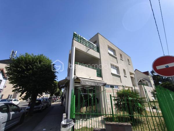 🏢 IMMEUBLE DE RAPPORT ENTIÈREMENT LOUÉ – 7 LOGEMENTS, 2 COMMERCES, 6 BOX ET 6 STATIONNEMENTS – VILLEPARISIS 

Vous recherchez un investissement patrimonial offrant des revenus locatifs immédiats et une occupation complète des lots ? 
Découvrez cet immeuble de rapport en monopropriété situé sur la commune de Villeparisis, composé de 7 logements et de 2 commerces, l'ensemble étant actuellement loué.
 Cet ensemble immobilier constitue une opportunité idéale pour un investisseur souhaitant acquérir un bien générant des revenus dès l'acquisition tout en bénéficiant d'une gestion simplifiée grâce à l'absence de copropriété. 

🔹 Composition de l'immeuble Partie habitation : • Un appartement F2 de 49 m² avec box • Un appartement F1 de 36 m² avec terrasse de 6 m² • Un appartement F2 de 49 m² avec box • Un appartement F3 de 63 m² avec terrasse de 14 m² et box • Un appartement F1 de 36 m² avec terrasse de 6 m² • Un appartement F2 de 49 m² avec box • Un appartement F3 de 65 m² avec box Plusieurs logements disposent d'espaces extérieurs tels que des terrasses, apportant un véritable confort aux locataires. Partie commerciale : • Une laverie • Un salon de coiffure La présence de deux commerces en rez-de-chaussée permet une diversification des revenus locatifs et participe à l'attractivité de l'ensemble immobilier. 

🔹 Annexes et stationnements • 6 box individuels • 6 places de stationnement privatives Des prestations particulièrement appréciées dans le secteur, offrant un confort supplémentaire aux occupants et renforçant l'attractivité locative de l'immeuble. 

🔹 Revenus locatifs • Revenus annuels habitation : 68 052 € • Revenus annuels commerces : 24 413,60 € HT ➡️ Revenus locatifs annuels totaux : 92 465,60 € L'ensemble des lots est actuellement occupé avec des baux en cours, certains allant jusqu'en 2029. 

🔹 Informations complémentaires • Prix de vente : 1 400 000 € • Immeuble vendu entièrement loué • Monopropriété sans copropriété • Aucun lot vacant 

🔹 Les atouts de cet investissement ✅ Immeuble entièrement loué ✅ Revenus locatifs immédiats ✅ 9 lots générant des revenus diversifiés ✅ Mixité habitation/commerces ✅ 6 box individuels et 6 places de stationnement ✅ Terrasses sur plusieurs logements ✅ Gestion simplifiée grâce à l'absence de copropriété ✅ Secteur recherché de Villeparisis à proximité des commerces, écoles, transports et principaux axes routiers Un ensemble immobilier rare sur le secteur, idéal pour un investisseur souhaitant acquérir un patrimoine locatif déjà exploité et générant des revenus dès l'acquisition. 📞 Dossier complet comprenant baux, diagnostics et éléments financiers disponible sur demande.