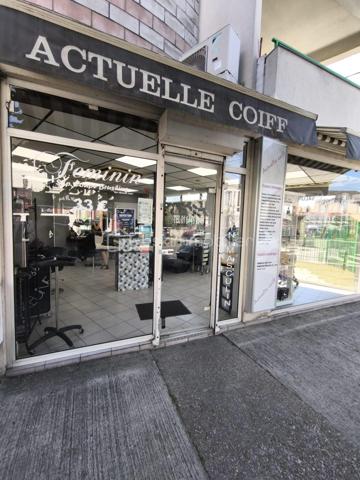 🏢 IMMEUBLE DE RAPPORT ENTIÈREMENT LOUÉ – 7 LOGEMENTS, 2 COMMERCES, 6 BOX ET 6 STATIONNEMENTS – VILLEPARISIS 

Vous recherchez un investissement patrimonial offrant des revenus locatifs immédiats et une occupation complète des lots ? 
Découvrez cet immeuble de rapport en monopropriété situé sur la commune de Villeparisis, composé de 7 logements et de 2 commerces, l'ensemble étant actuellement loué.
 Cet ensemble immobilier constitue une opportunité idéale pour un investisseur souhaitant acquérir un bien générant des revenus dès l'acquisition tout en bénéficiant d'une gestion simplifiée grâce à l'absence de copropriété. 

🔹 Composition de l'immeuble Partie habitation : • Un appartement F2 de 49 m² avec box • Un appartement F1 de 36 m² avec terrasse de 6 m² • Un appartement F2 de 49 m² avec box • Un appartement F3 de 63 m² avec terrasse de 14 m² et box • Un appartement F1 de 36 m² avec terrasse de 6 m² • Un appartement F2 de 49 m² avec box • Un appartement F3 de 65 m² avec box Plusieurs logements disposent d'espaces extérieurs tels que des terrasses, apportant un véritable confort aux locataires. Partie commerciale : • Une laverie • Un salon de coiffure La présence de deux commerces en rez-de-chaussée permet une diversification des revenus locatifs et participe à l'attractivité de l'ensemble immobilier. 

🔹 Annexes et stationnements • 6 box individuels • 6 places de stationnement privatives Des prestations particulièrement appréciées dans le secteur, offrant un confort supplémentaire aux occupants et renforçant l'attractivité locative de l'immeuble. 

🔹 Revenus locatifs • Revenus annuels habitation : 68 052 € • Revenus annuels commerces : 24 413,60 € HT ➡️ Revenus locatifs annuels totaux : 92 465,60 € L'ensemble des lots est actuellement occupé avec des baux en cours, certains allant jusqu'en 2029. 

🔹 Informations complémentaires • Prix de vente : 1 400 000 € • Immeuble vendu entièrement loué • Monopropriété sans copropriété • Aucun lot vacant 

🔹 Les atouts de cet investissement ✅ Immeuble entièrement loué ✅ Revenus locatifs immédiats ✅ 9 lots générant des revenus diversifiés ✅ Mixité habitation/commerces ✅ 6 box individuels et 6 places de stationnement ✅ Terrasses sur plusieurs logements ✅ Gestion simplifiée grâce à l'absence de copropriété ✅ Secteur recherché de Villeparisis à proximité des commerces, écoles, transports et principaux axes routiers Un ensemble immobilier rare sur le secteur, idéal pour un investisseur souhaitant acquérir un patrimoine locatif déjà exploité et générant des revenus dès l'acquisition. 📞 Dossier complet comprenant baux, diagnostics et éléments financiers disponible sur demande.