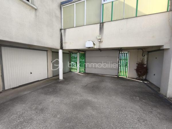 🏢 IMMEUBLE DE RAPPORT ENTIÈREMENT LOUÉ – 7 LOGEMENTS, 2 COMMERCES, 6 BOX ET 6 STATIONNEMENTS – VILLEPARISIS 

Vous recherchez un investissement patrimonial offrant des revenus locatifs immédiats et une occupation complète des lots ? 
Découvrez cet immeuble de rapport en monopropriété situé sur la commune de Villeparisis, composé de 7 logements et de 2 commerces, l'ensemble étant actuellement loué.
 Cet ensemble immobilier constitue une opportunité idéale pour un investisseur souhaitant acquérir un bien générant des revenus dès l'acquisition tout en bénéficiant d'une gestion simplifiée grâce à l'absence de copropriété. 

🔹 Composition de l'immeuble Partie habitation : • Un appartement F2 de 49 m² avec box • Un appartement F1 de 36 m² avec terrasse de 6 m² • Un appartement F2 de 49 m² avec box • Un appartement F3 de 63 m² avec terrasse de 14 m² et box • Un appartement F1 de 36 m² avec terrasse de 6 m² • Un appartement F2 de 49 m² avec box • Un appartement F3 de 65 m² avec box Plusieurs logements disposent d'espaces extérieurs tels que des terrasses, apportant un véritable confort aux locataires. Partie commerciale : • Une laverie • Un salon de coiffure La présence de deux commerces en rez-de-chaussée permet une diversification des revenus locatifs et participe à l'attractivité de l'ensemble immobilier. 

🔹 Annexes et stationnements • 6 box individuels • 6 places de stationnement privatives Des prestations particulièrement appréciées dans le secteur, offrant un confort supplémentaire aux occupants et renforçant l'attractivité locative de l'immeuble. 

🔹 Revenus locatifs • Revenus annuels habitation : 68 052 € • Revenus annuels commerces : 24 413,60 € HT ➡️ Revenus locatifs annuels totaux : 92 465,60 € L'ensemble des lots est actuellement occupé avec des baux en cours, certains allant jusqu'en 2029. 

🔹 Informations complémentaires • Prix de vente : 1 400 000 € • Immeuble vendu entièrement loué • Monopropriété sans copropriété • Aucun lot vacant 

🔹 Les atouts de cet investissement ✅ Immeuble entièrement loué ✅ Revenus locatifs immédiats ✅ 9 lots générant des revenus diversifiés ✅ Mixité habitation/commerces ✅ 6 box individuels et 6 places de stationnement ✅ Terrasses sur plusieurs logements ✅ Gestion simplifiée grâce à l'absence de copropriété ✅ Secteur recherché de Villeparisis à proximité des commerces, écoles, transports et principaux axes routiers Un ensemble immobilier rare sur le secteur, idéal pour un investisseur souhaitant acquérir un patrimoine locatif déjà exploité et générant des revenus dès l'acquisition. 📞 Dossier complet comprenant baux, diagnostics et éléments financiers disponible sur demande.
