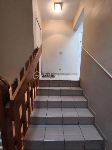 🏢 IMMEUBLE DE RAPPORT ENTIÈREMENT LOUÉ – 7 LOGEMENTS, 2 COMMERCES, 6 BOX ET 6 STATIONNEMENTS – VILLEPARISIS 

Vous recherchez un investissement patrimonial offrant des revenus locatifs immédiats et une occupation complète des lots ? 
Découvrez cet immeuble de rapport en monopropriété situé sur la commune de Villeparisis, composé de 7 logements et de 2 commerces, l'ensemble étant actuellement loué.
 Cet ensemble immobilier constitue une opportunité idéale pour un investisseur souhaitant acquérir un bien générant des revenus dès l'acquisition tout en bénéficiant d'une gestion simplifiée grâce à l'absence de copropriété. 

🔹 Composition de l'immeuble Partie habitation : • Un appartement F2 de 49 m² avec box • Un appartement F1 de 36 m² avec terrasse de 6 m² • Un appartement F2 de 49 m² avec box • Un appartement F3 de 63 m² avec terrasse de 14 m² et box • Un appartement F1 de 36 m² avec terrasse de 6 m² • Un appartement F2 de 49 m² avec box • Un appartement F3 de 65 m² avec box Plusieurs logements disposent d'espaces extérieurs tels que des terrasses, apportant un véritable confort aux locataires. Partie commerciale : • Une laverie • Un salon de coiffure La présence de deux commerces en rez-de-chaussée permet une diversification des revenus locatifs et participe à l'attractivité de l'ensemble immobilier. 

🔹 Annexes et stationnements • 6 box individuels • 6 places de stationnement privatives Des prestations particulièrement appréciées dans le secteur, offrant un confort supplémentaire aux occupants et renforçant l'attractivité locative de l'immeuble. 

🔹 Revenus locatifs • Revenus annuels habitation : 68 052 € • Revenus annuels commerces : 24 413,60 € HT ➡️ Revenus locatifs annuels totaux : 92 465,60 € L'ensemble des lots est actuellement occupé avec des baux en cours, certains allant jusqu'en 2029. 

🔹 Informations complémentaires • Prix de vente : 1 400 000 € • Immeuble vendu entièrement loué • Monopropriété sans copropriété • Aucun lot vacant 

🔹 Les atouts de cet investissement ✅ Immeuble entièrement loué ✅ Revenus locatifs immédiats ✅ 9 lots générant des revenus diversifiés ✅ Mixité habitation/commerces ✅ 6 box individuels et 6 places de stationnement ✅ Terrasses sur plusieurs logements ✅ Gestion simplifiée grâce à l'absence de copropriété ✅ Secteur recherché de Villeparisis à proximité des commerces, écoles, transports et principaux axes routiers Un ensemble immobilier rare sur le secteur, idéal pour un investisseur souhaitant acquérir un patrimoine locatif déjà exploité et générant des revenus dès l'acquisition. 📞 Dossier complet comprenant baux, diagnostics et éléments financiers disponible sur demande.