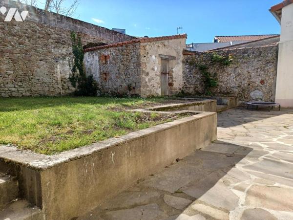 MAISON DE VILLE AVEC JARDIN