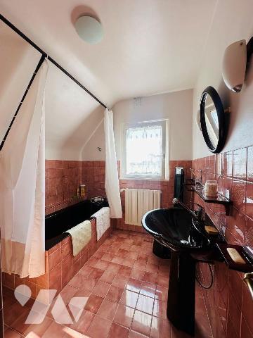 Idéalement située au coeur de Ploumanac'h, cette maison bénéficie d'un emplacement rare, à seul...