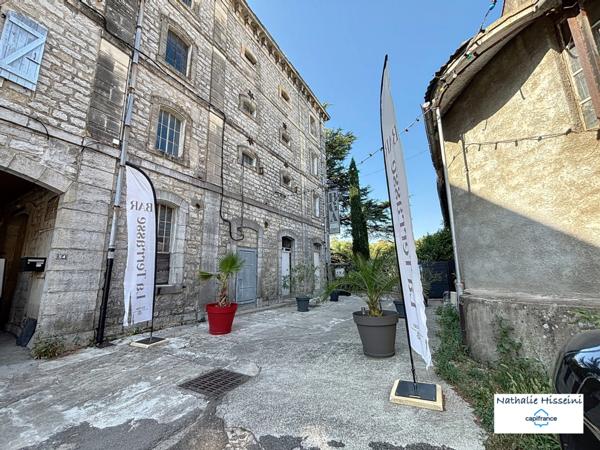 Murs commerciaux + fonds de commerce bar-restaurant (licence IV) avec terrasse et logement de fonction à vendre RUOMS (07)