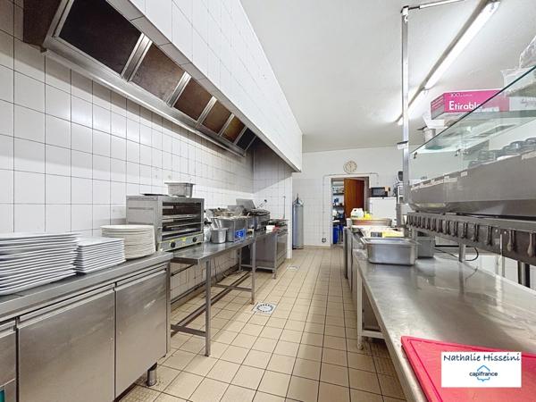 Murs commerciaux + fonds de commerce bar-restaurant (licence IV) avec terrasse et logement de fonction à vendre RUOMS (07)