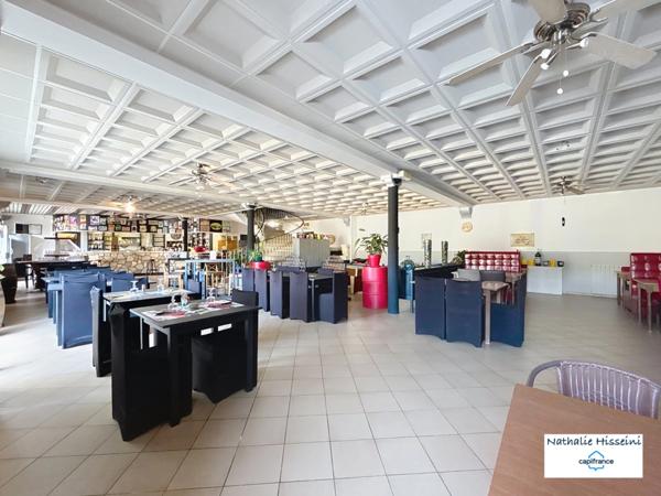 Murs commerciaux + fonds de commerce bar-restaurant (licence IV) avec terrasse et logement de fonction à vendre RUOMS (07)