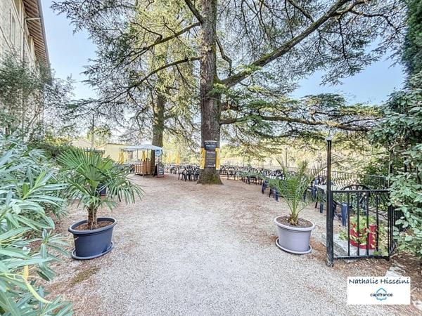 Murs commerciaux + fonds de commerce bar-restaurant (licence IV) avec terrasse et logement de fonction à vendre RUOMS (07)