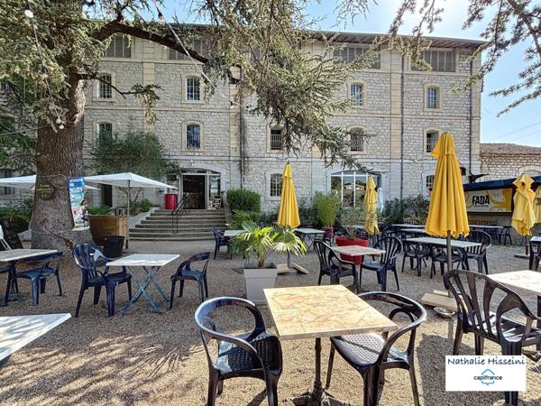 Murs commerciaux + fonds de commerce bar-restaurant (licence IV) avec terrasse et logement de fonction à vendre RUOMS (07)