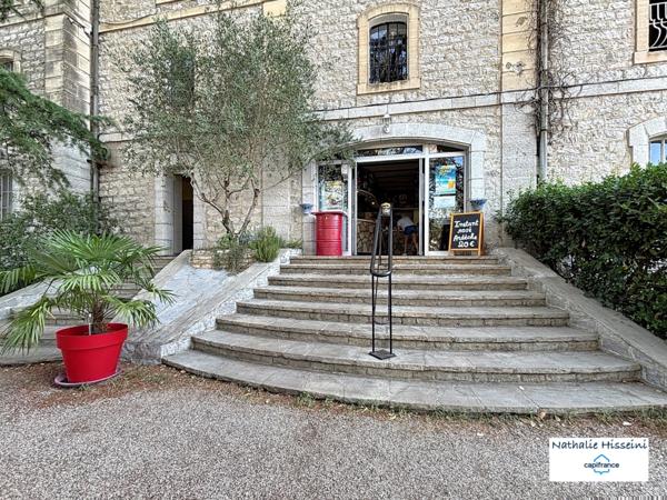 Murs commerciaux + fonds de commerce bar-restaurant (licence IV) avec terrasse et logement de fonction à vendre RUOMS (07)