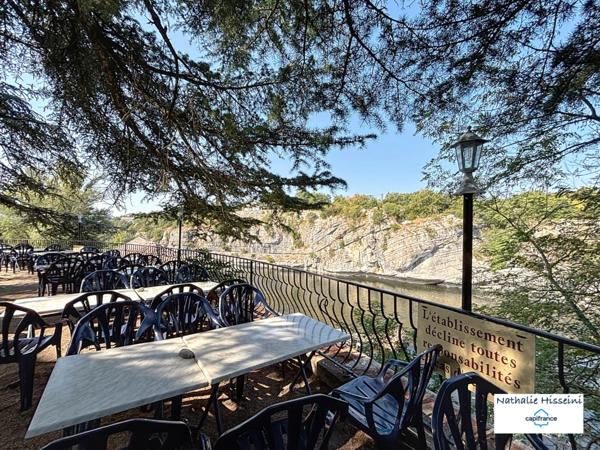 Murs commerciaux + fonds de commerce bar-restaurant (licence IV) avec terrasse et logement de fonction à vendre RUOMS (07)