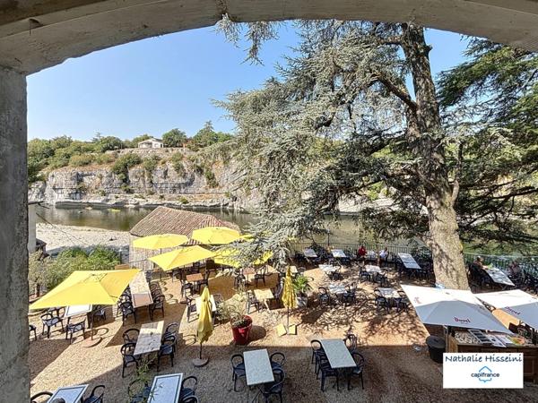 Murs commerciaux + fonds de commerce bar-restaurant (licence IV) avec terrasse et logement de fonction à vendre RUOMS (07)