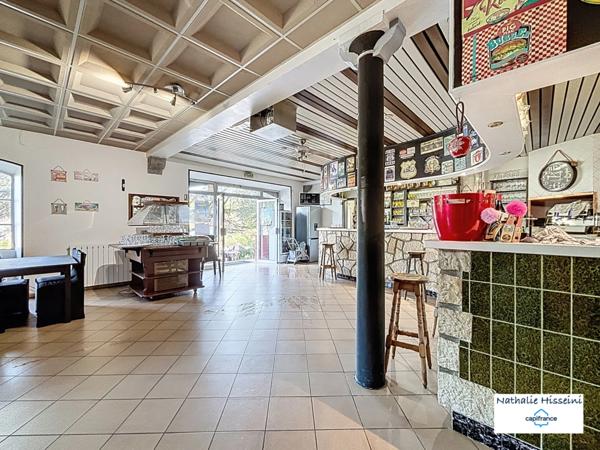 Murs commerciaux + fonds de commerce bar-restaurant (licence IV) avec terrasse et logement de fonction à vendre RUOMS (07)