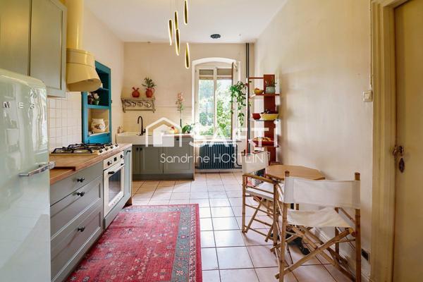 Maison mitoyenne avec 4 chambres, jardin et garage!