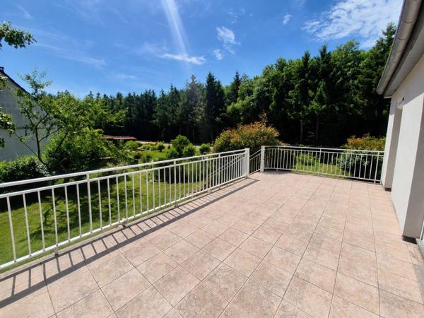 Un véritable havre de paix aux portes de la forêt… Découvrez cette maison récente où confort, nature et sérénité se rencontrent.