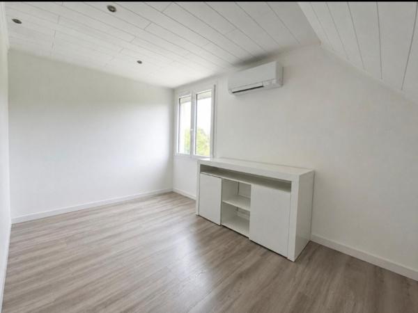 Un véritable havre de paix aux portes de la forêt… Découvrez cette maison récente où confort, nature et sérénité se rencontrent.