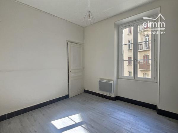 Découvrez à la location cet appartement de type T2 de 42,71 m², idéalement placé rue Thiers à Grenoble.
