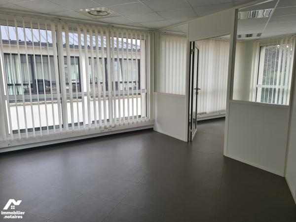 Dans un ensemble immobilier proche centre ville, local commercial de 81.57m², 2 places de parking