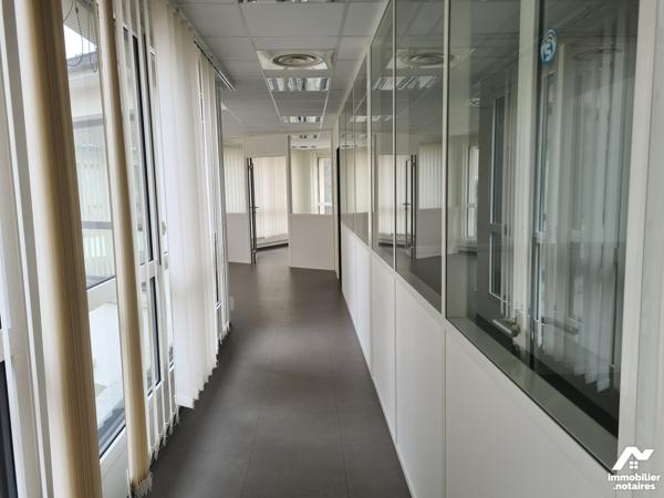 Dans un ensemble immobilier proche centre ville, local commercial de 81.57m², 2 places de parking