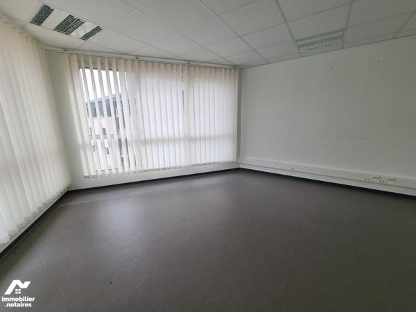 Dans un ensemble immobilier proche centre ville, local commercial de 81.57m², 2 places de parking