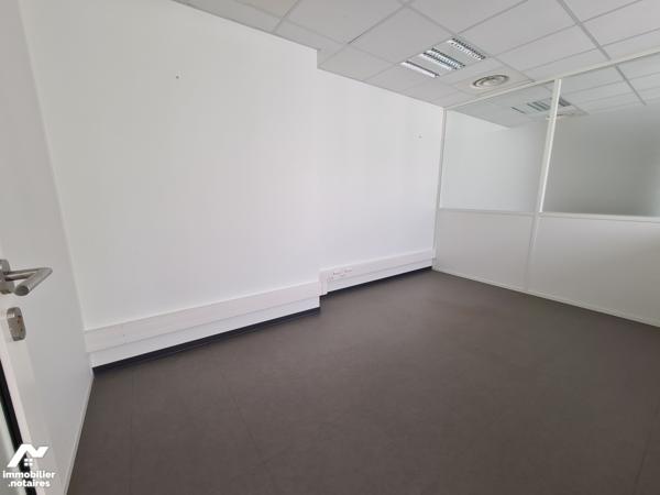 Dans un ensemble immobilier proche centre ville, local commercial de 81.57m², 2 places de parking