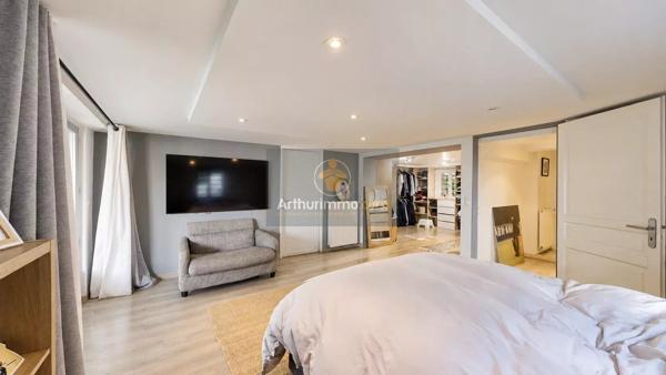 Vente                                                      Maison
                        
                     6 pièces                      160 m2                     à Le Pecq