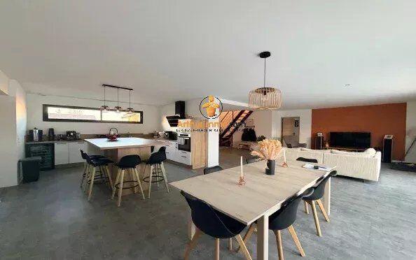 Vente                                                      Maison
                        
                     5 pièces                      237 m2                     à Lourdes
