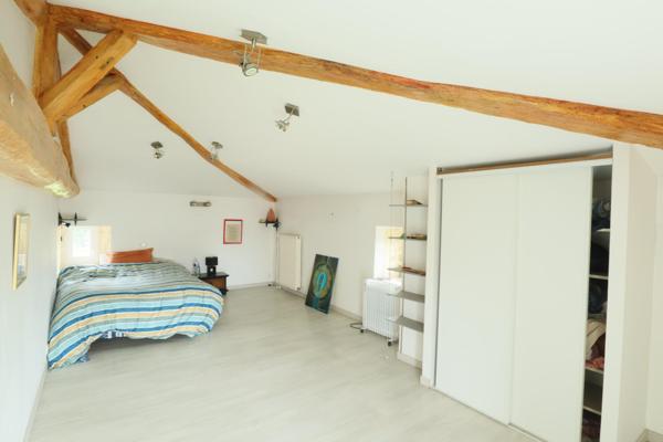 Maison 6 chambres avec nombreuses dépendances sur terrain de 10850m2