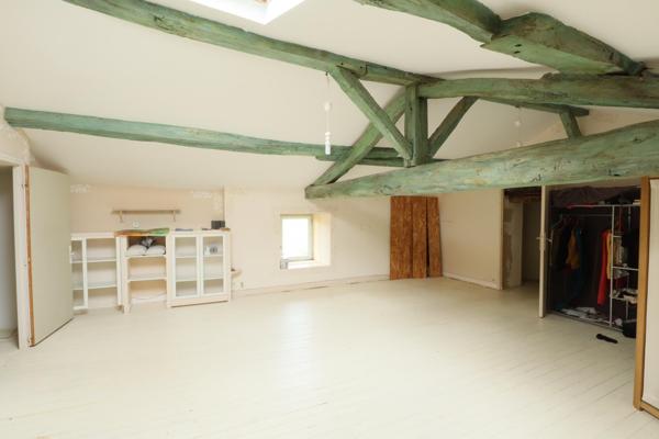 Maison 6 chambres avec nombreuses dépendances sur terrain de 10850m2