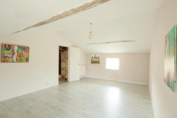 Maison 6 chambres avec nombreuses dépendances sur terrain de 10850m2