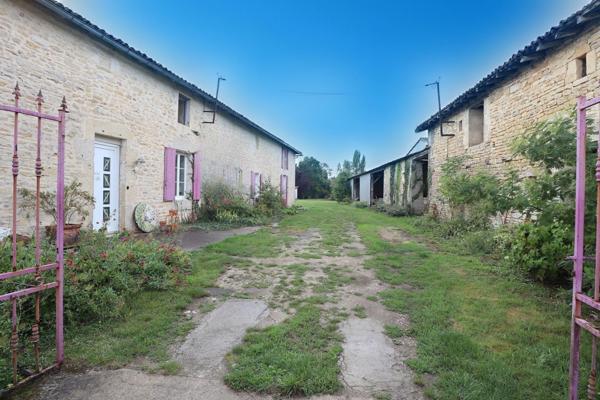Maison 6 chambres avec nombreuses dépendances sur terrain de 10850m2